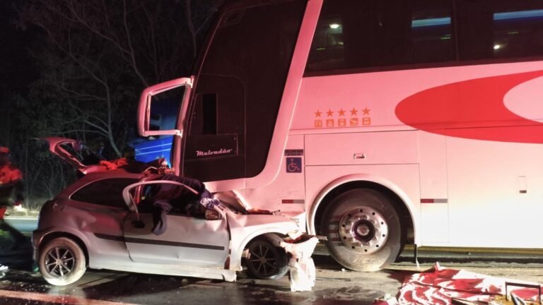 Cinco pessoas morrem após carro bater de frente com ônibus em MG