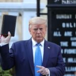Em nova diretriz, governo Trump autoriza uso de crucifixos e ‘evangelização’ no serviço público
