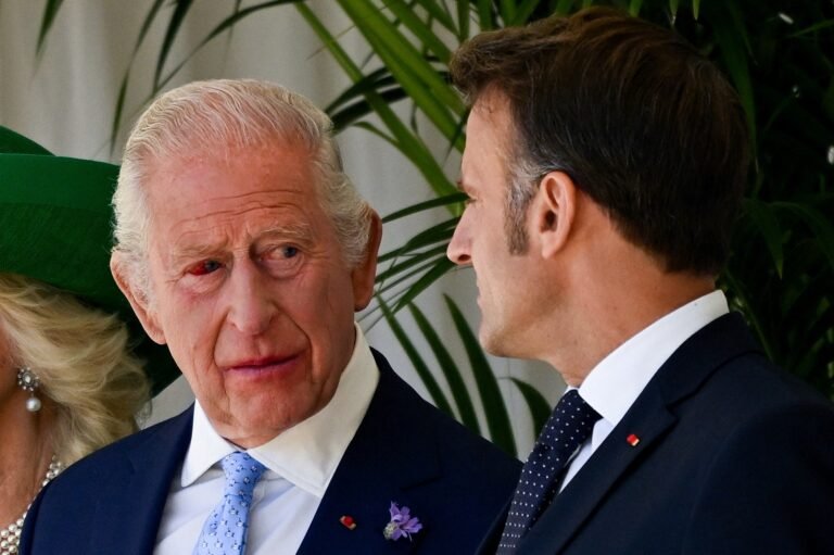 Rei Charles III aparece com olho vermelho em encontro com Macron; VEJA
