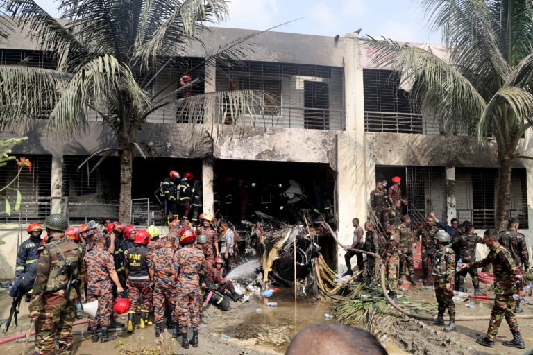 Avião militar cai em campus de faculdade em Bangladesh; 19 morrem e dezenas ficam feridos