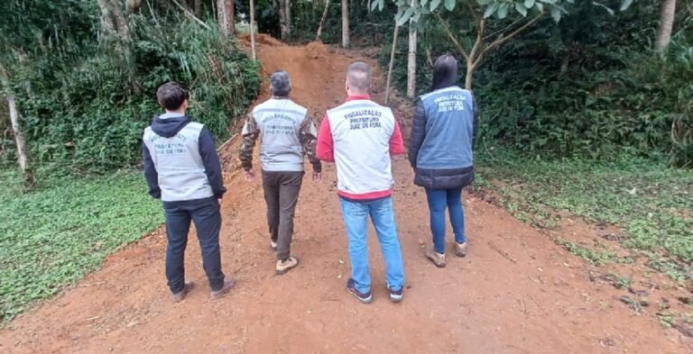 Morador é autuado por captar água e colocar portão na divisa do Parque da Lajinha, em Juiz de Fora