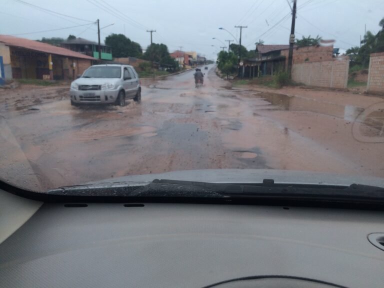 buracos-e-lama-dificultam-transito-em-trecho-da-av.-curua-una,-diz-internauta