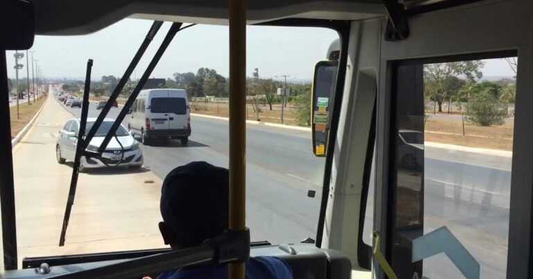 carro-invade-faixa-exclusiva-do-brt-na-contramao-no-gama,-no-df;-video
