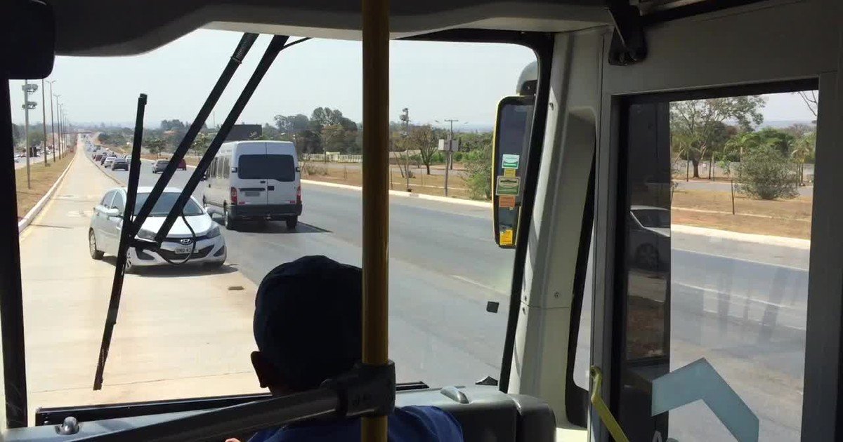 carro-invade-faixa-exclusiva-do-brt-na-contramao-no-gama,-no-df;-video