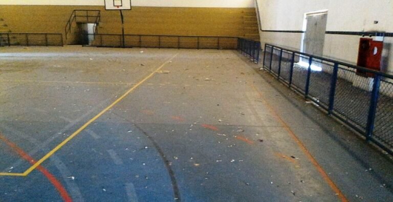 morador-reclama-da-falta-de-manutencao-em-escola-de-itanhaem