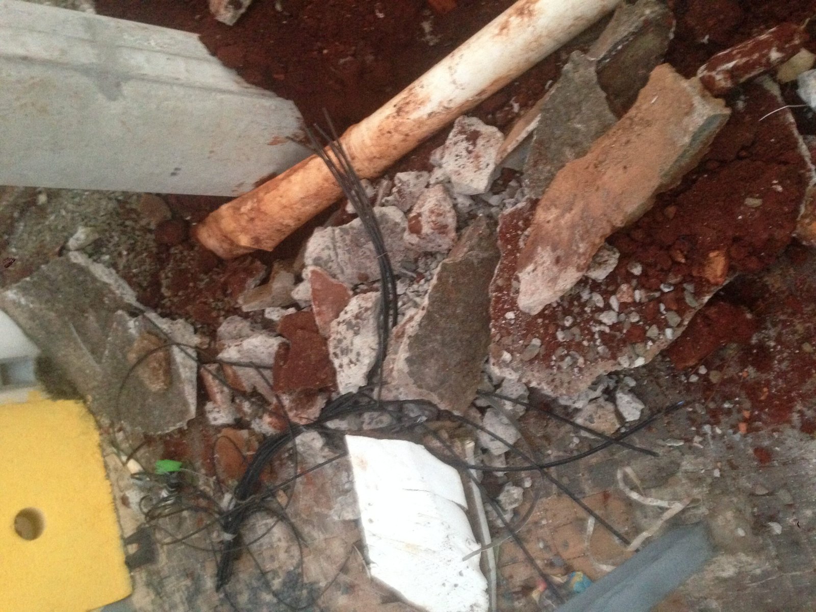 apos-troca-de-poste,-moradora-tem-calcada-destruida-em-sumare,-sp