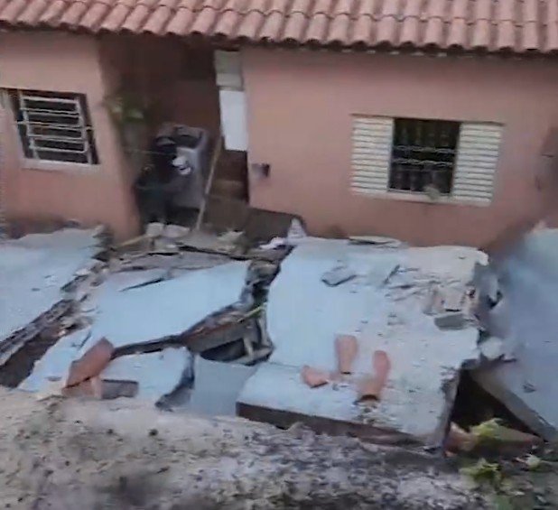 Defesa Civil de Jacareí investiga rompimento de tubulação de esgoto que causou rachaduras em duas casas