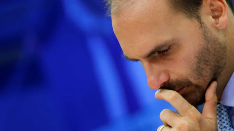eduardo-bolsonaro-posta-em-ingles-no-x-que-moraes-dobra-aposta-contra-o-pai
