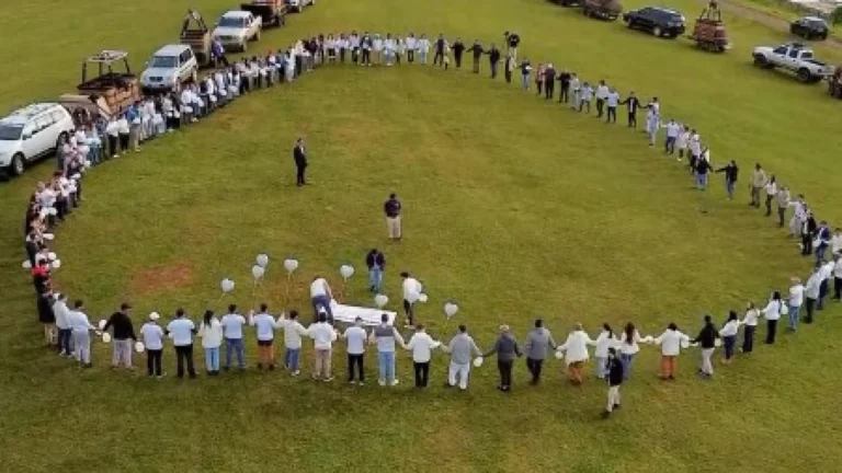 moradores-homenageiam-vitimas-de-queda-de-balao-em-santa-catarina;-veja