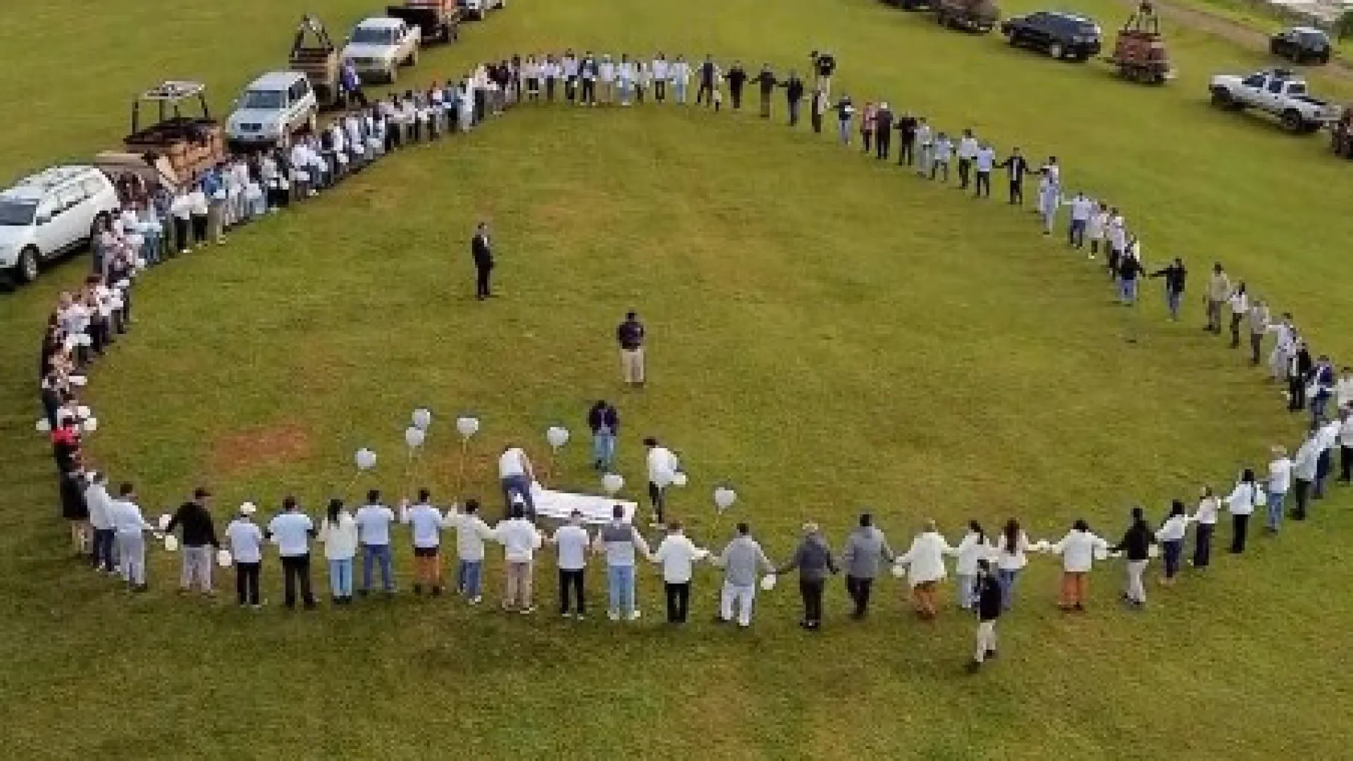 moradores-homenageiam-vitimas-de-queda-de-balao-em-santa-catarina;-veja