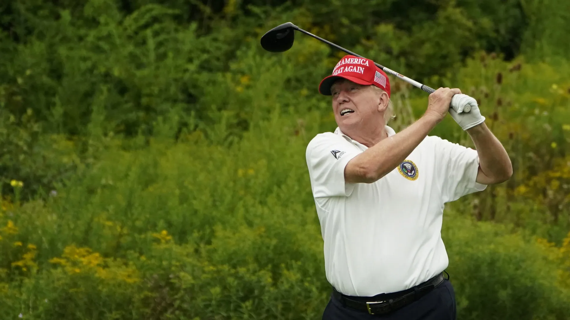 donald-trump-e-flagrado-em-suposta-trapaca-durante-partida-de-golfe