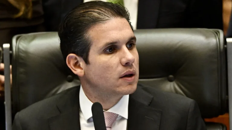 hugo-motta-diz-que-providencias-sobre-zambelli-ja-estao-sendo-tomadas