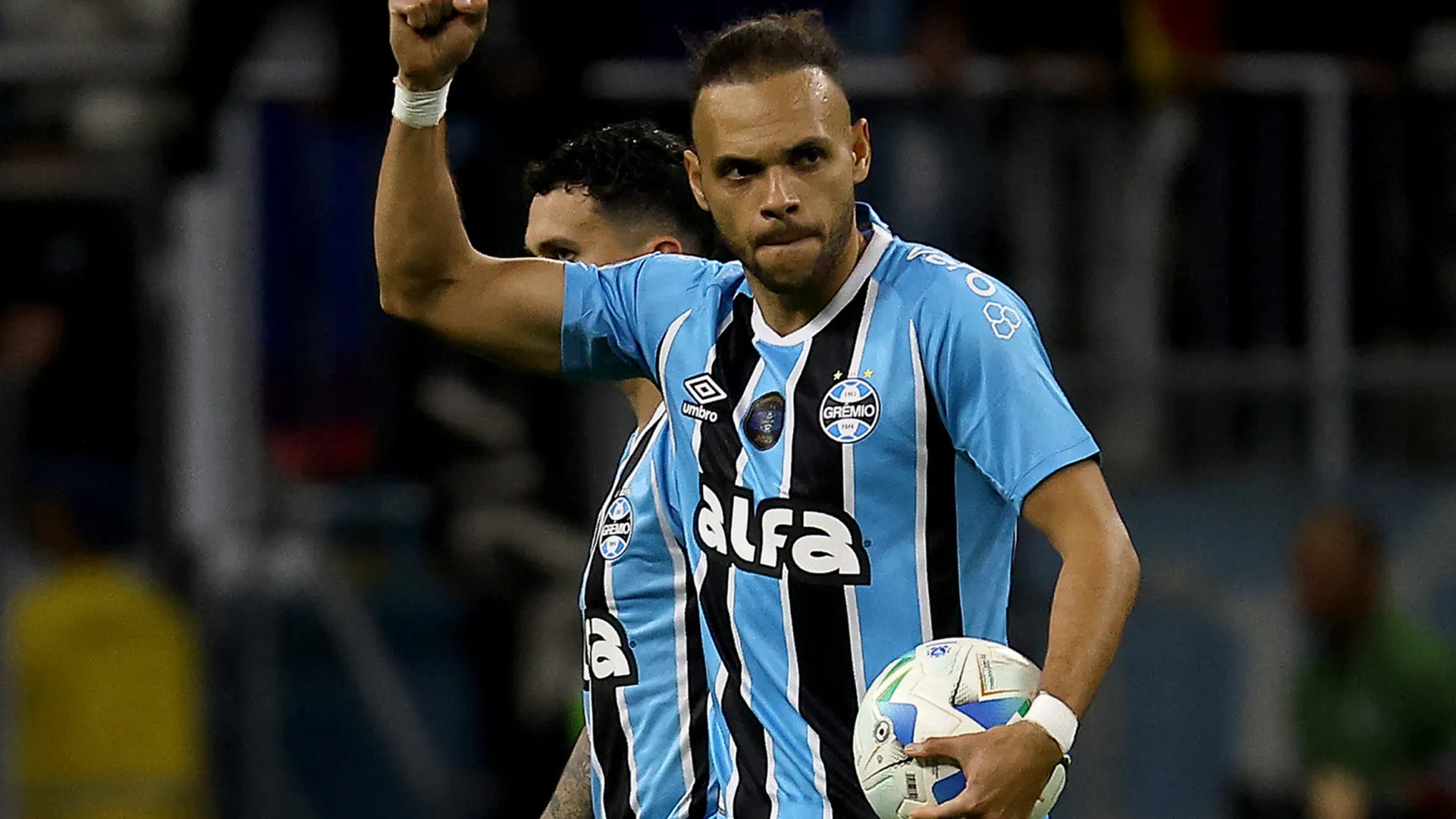 braithwaite-decide,-e-gremio-volta-a-vencer-no-brasileirao