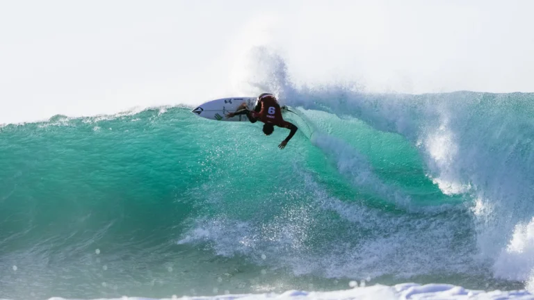 yago-dora-vira-no-fim,-avanca-a-semi-e-garante-lideranca-do-mundial-de-surfe
