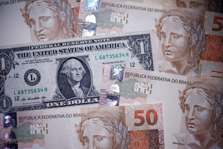 dolar-abre-em-r$-5,56,-de-olho-em-tarifaco-e-excecoes-ao-brasil