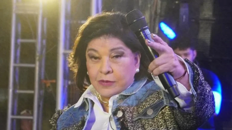roberta-miranda-reage-a-invasao-no-palco-com-empurrao-e-chute-em-homem