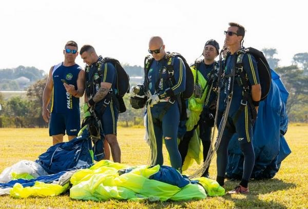 desporto -militar-–-falcões -se -destacam -no -campeonato -interno -de -paraquedismo -clássico