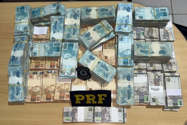 prf-encontra-quase-r$-1-milhao-em-genero-latente-em-veiculo-no-tempo-que-inspeccao-na-br-153
