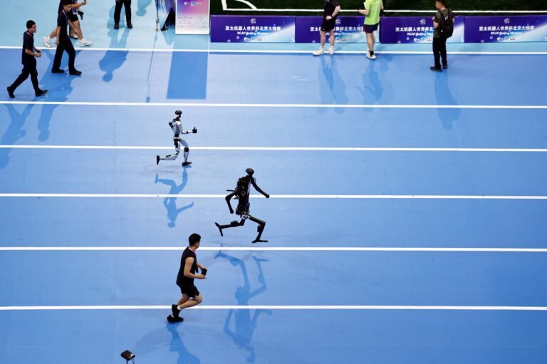 robos-correm,-jogam-esfera-e-levam-muitos-tombos-em-‘olimpiadas’-na-china;-veja-video