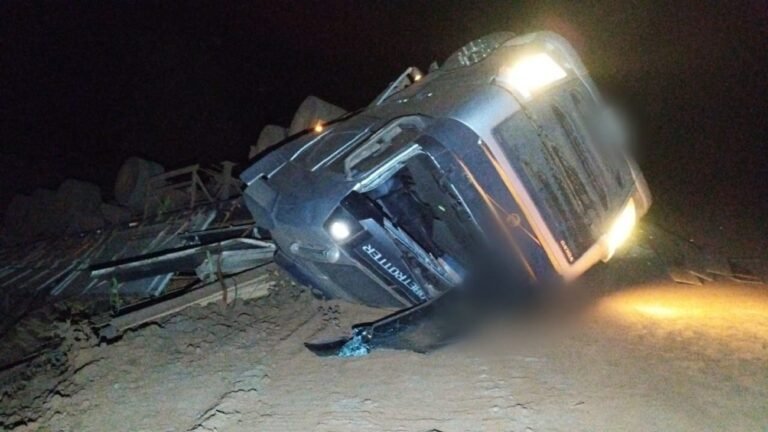 motorista-morre-agarrado-as-ferragens-depois-caminhao-cair-em-caminho-na-regiao-rustico