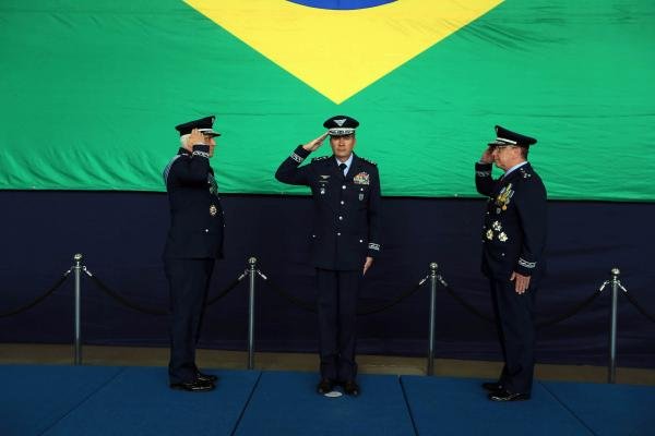 transmissão -de -cargo-–-departamento -de -poder -do -espaço -aéreo -tem -recente -vice-diretor