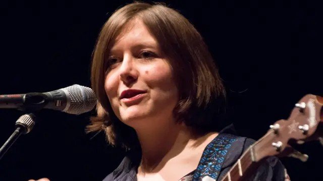 o-‘album-recente’-de-cantora-folk-que-nem-ela-conhecia-–-escudeiro-com-lucidez-sintetico