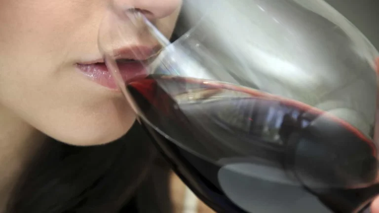 botequim-e-vinho-escurecem-os-dentes?-dentista-explica-a-titulo-de-exemplo-contornar-manchas-e