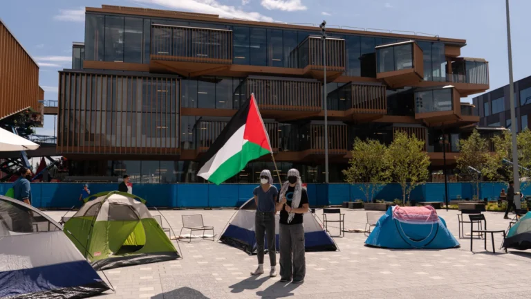 manifestantes-invadem-escritorios-da-microsoft-nos-eua