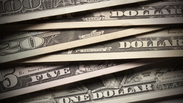 dolar-recua-com-consolacao-em-treasuries-longos-e-de-olho-em-dados-dos-eua