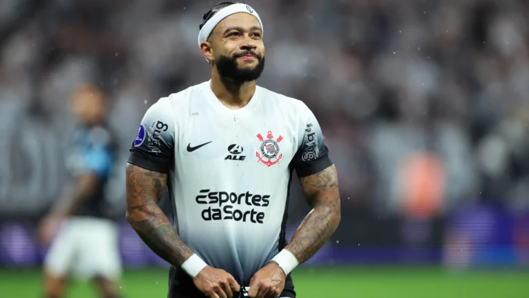memphis-depay-detona-gramado-artificial