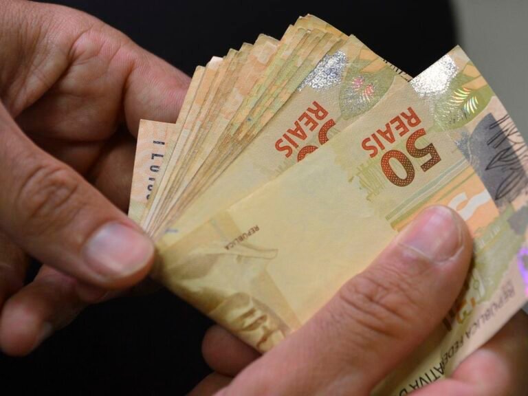 contas-publicas-tem-deficit-de-r$-66,6-bilhoes-em-julho;-divida-avanca-para-77,6%-do-pib