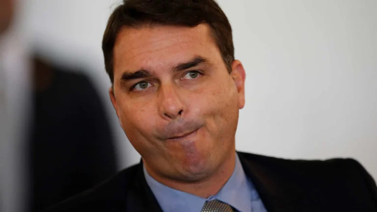 moraes-‘invade-privacidade’-de-mulheres-na-lar-de-bolsonaro,-diz-flavio