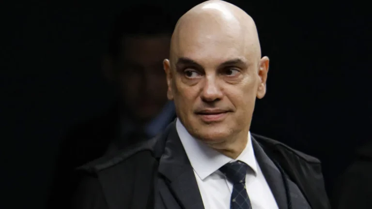 moraes-determina-exame-de-carros-e-policiamento-mundial-na-nucleo-familiar-de-bolsonaro