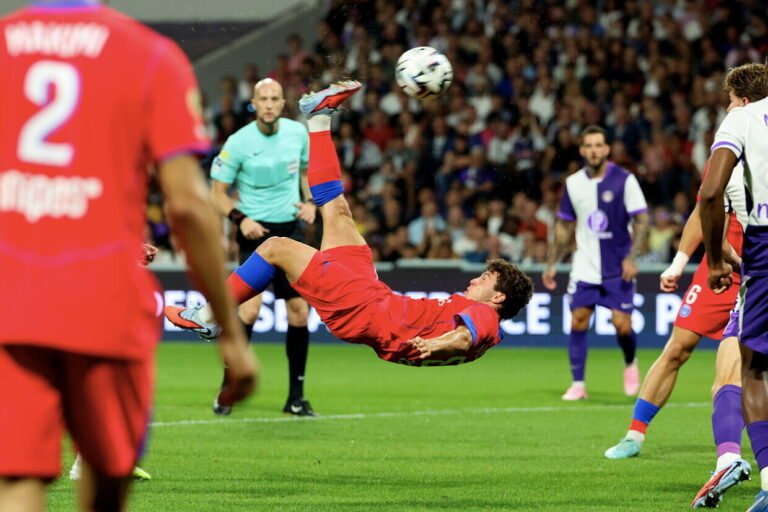 joao-neves-tem-hat-trick-com-dois-de-bicicleta,-e-psg-goleia