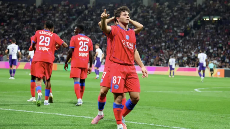 puskas?-joao-neves-marco-golaco-de-bicicleta-em-goleada-do-psg;-video