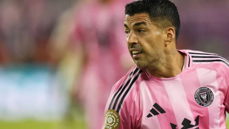 suarez-cospe-em-salvar-de-inimigo-em-conclusao-com-barafunda-e-pancadaria
