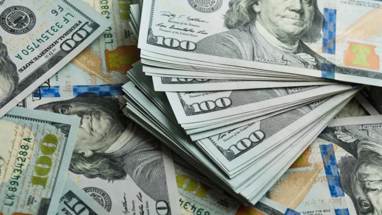 dolar-opera-em-subida-e-vai-a-r$-5,44-nesta-segunda-feira-(1o)