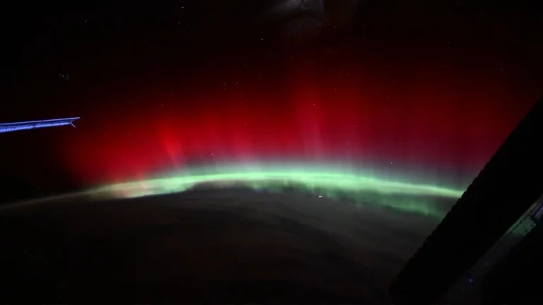 astronauta-da-nasa-subdivisao-video-de-uma-(rara)-diluculo-vermelha