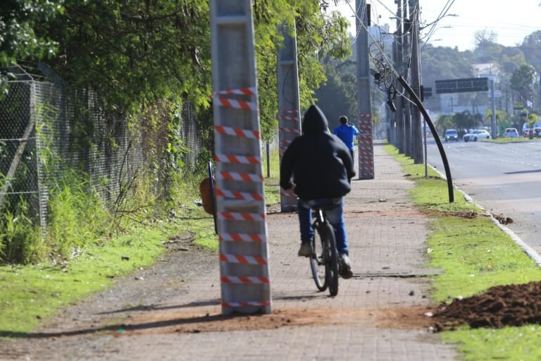 Postes da CEEE Equatorial são instalados no meio de ciclovia em Porto Alegre