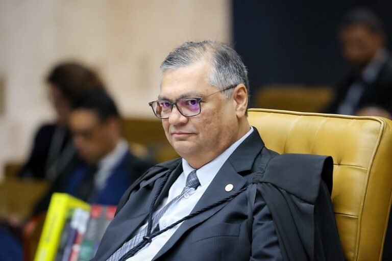 Polícia Federal indicia mulher que tentou agredir Flávio Dino em voo de São Luís para Brasília
