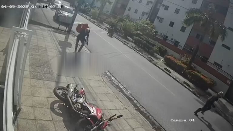 Homem é morto a tiros em garupa de moto, em João Pessoa; vídeo