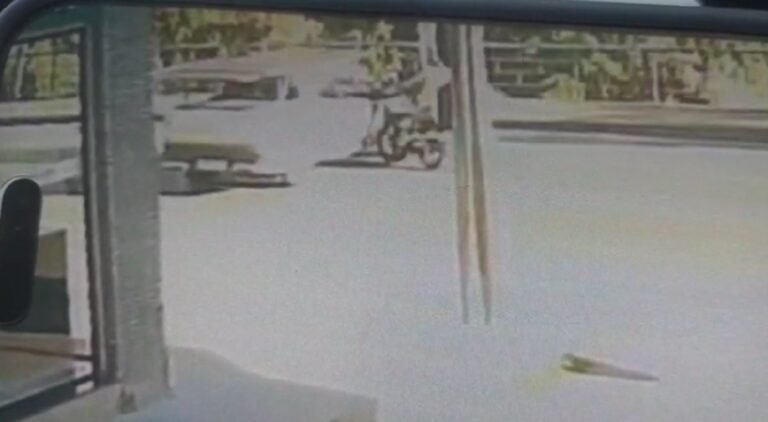Motociclista fica em estado grave após carro fazer conversão proibida em MG; VÍDEO