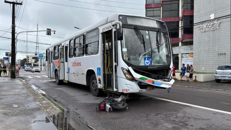Motociclista por aplicativo e passageira morrem em acidente com ônibus, em João Pessoa