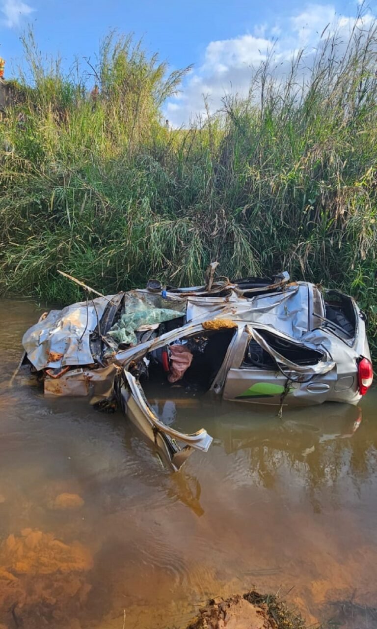 Motorista fica em estado grave após carro capotar e cair em córrego na BR-267
