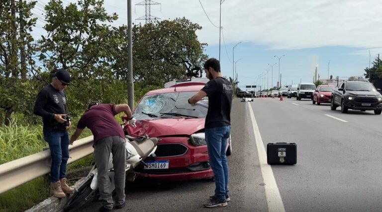 Carro bate em moto e motociclista morre, na BR-230, no Conde