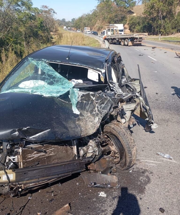 Acidente entre carro e caminhão deixa um morto na MG-050, em Divinópolis