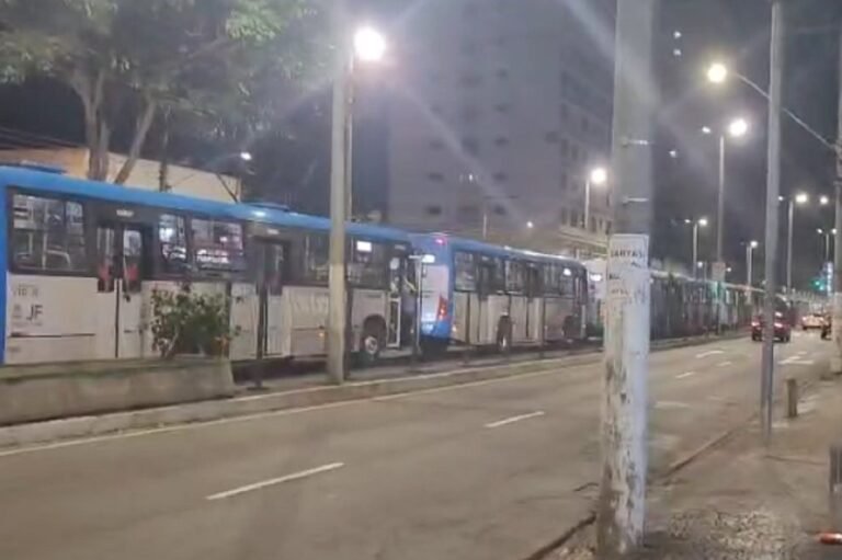 Acidente entre dois ônibus trava trânsito no Centro de Juiz de Fora