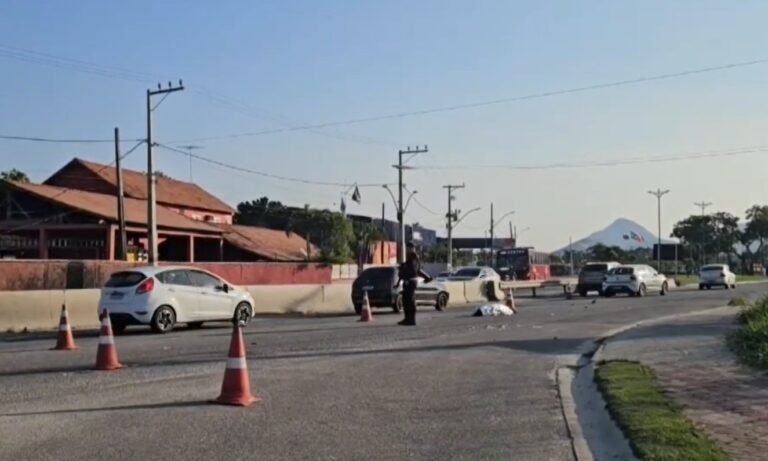Idosa morre atropelada na RJ-106 na altura de Maricá
