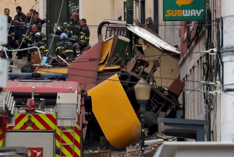 Sobe para 17 número de mortos após bondinho descarrilar em Lisboa