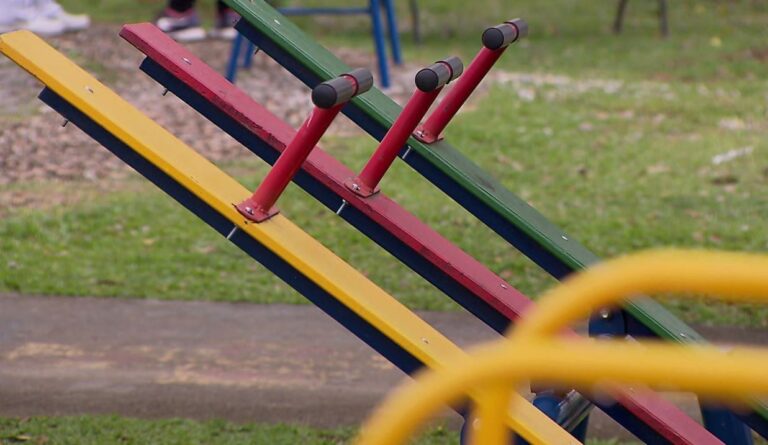 Casal desiste de adoção, abandona criança em fórum de Curitiba e terá que pagar R$ 37 mil a ela